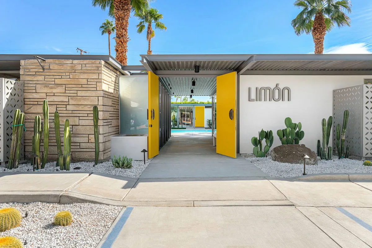 The yellow door at the front entrance to Limón Palm Springs